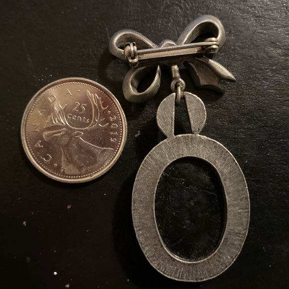 Vintage Cameo Ladies Brooch with a box. - Picture 2 of 2